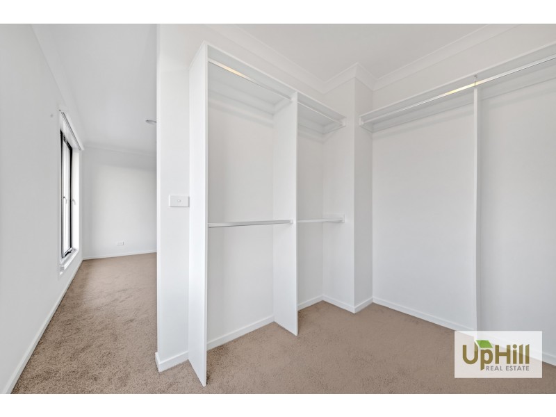 6 HALLYBURTON DRIVE, Clyde North VIC 3978