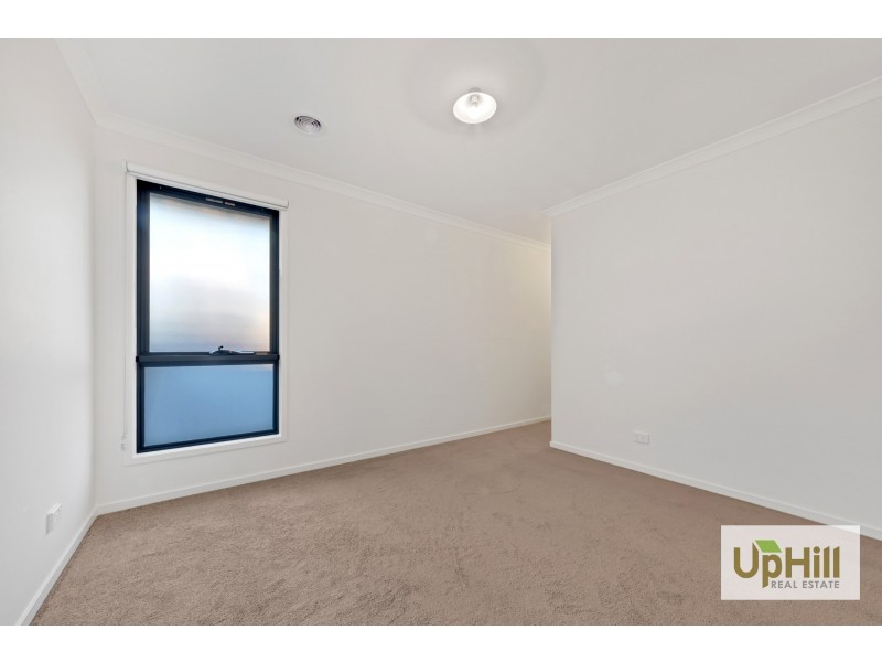 6 HALLYBURTON DRIVE, Clyde North VIC 3978