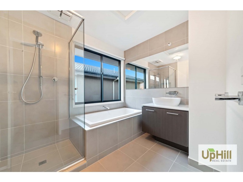 6 HALLYBURTON DRIVE, Clyde North VIC 3978