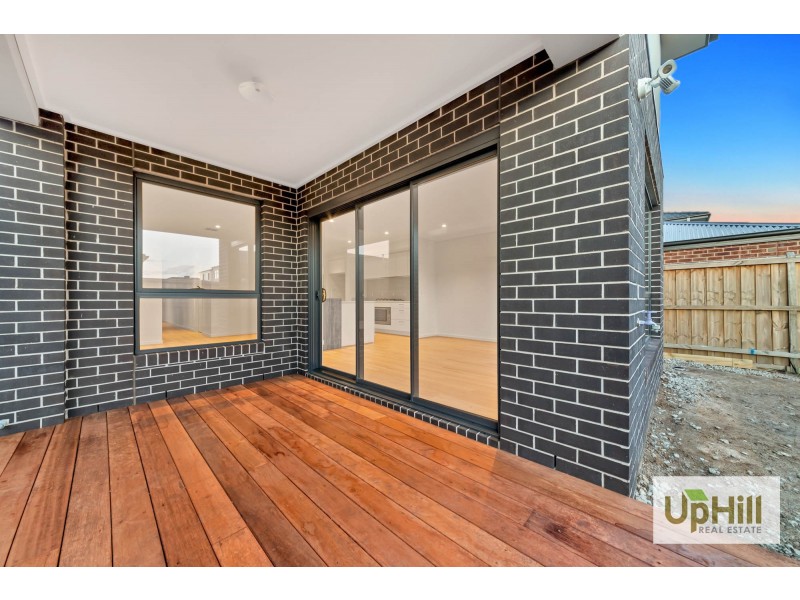 6 HALLYBURTON DRIVE, Clyde North VIC 3978