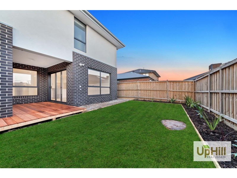 6 HALLYBURTON DRIVE, Clyde North VIC 3978