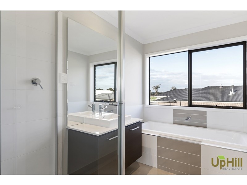 10 Epsom Lane, Cranbourne North VIC 3977