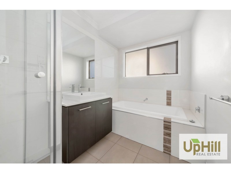 28 SELANDRA BOULEVARD, Clyde North VIC 3978