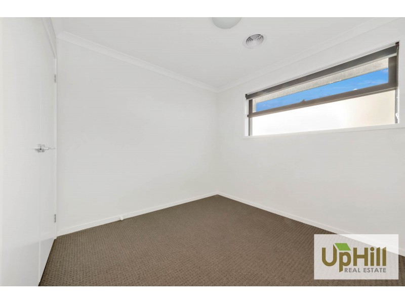 28 SELANDRA BOULEVARD, Clyde North VIC 3978