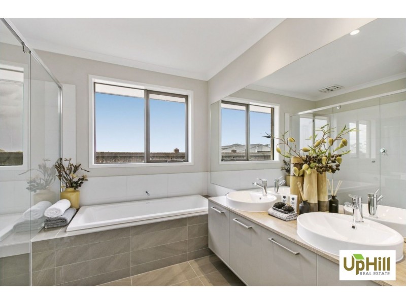 1 Copabella Circuit, Clyde North VIC 3978