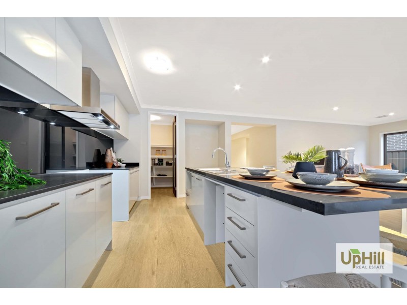 8 Ferdinand Drive, Clyde North VIC 3978