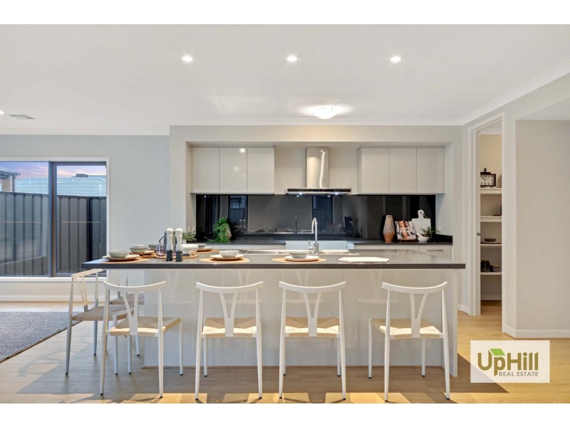 8 Ferdinand Drive, Clyde North VIC 3978