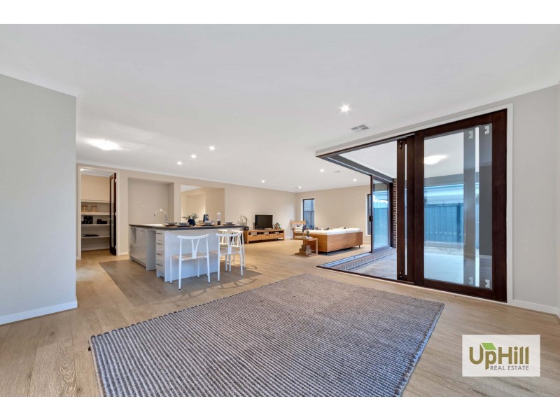 8 Ferdinand Drive, Clyde North VIC 3978