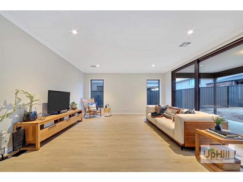8 Ferdinand Drive, Clyde North VIC 3978