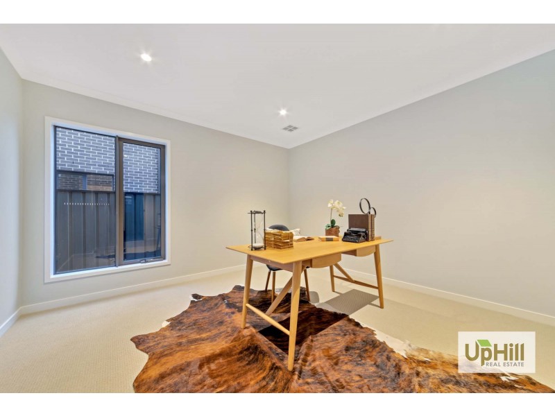 8 Ferdinand Drive, Clyde North VIC 3978
