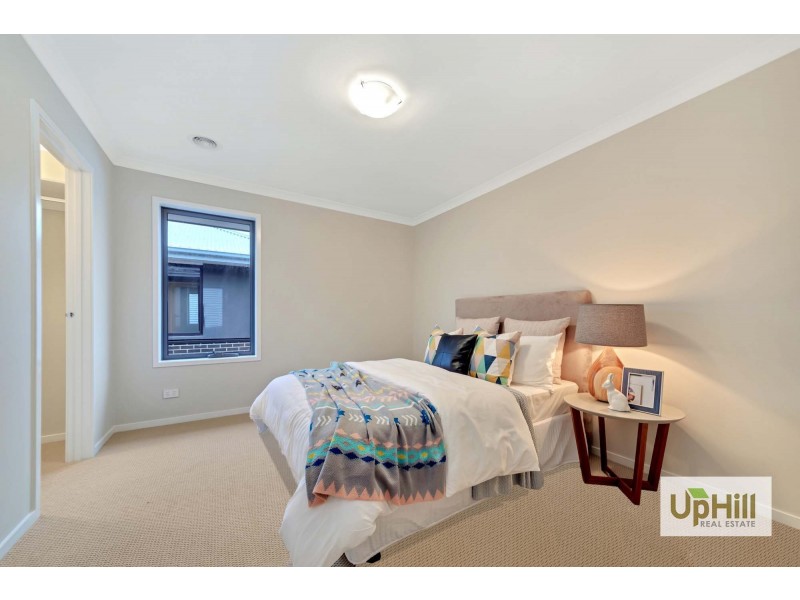 8 Ferdinand Drive, Clyde North VIC 3978