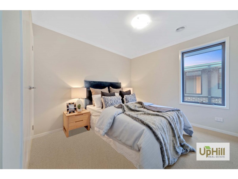 8 Ferdinand Drive, Clyde North VIC 3978