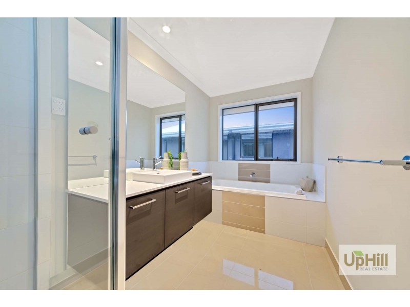 8 Ferdinand Drive, Clyde North VIC 3978