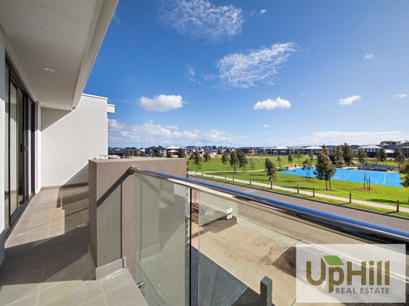 8 REVELWOOD WAY, Clyde North VIC 3978