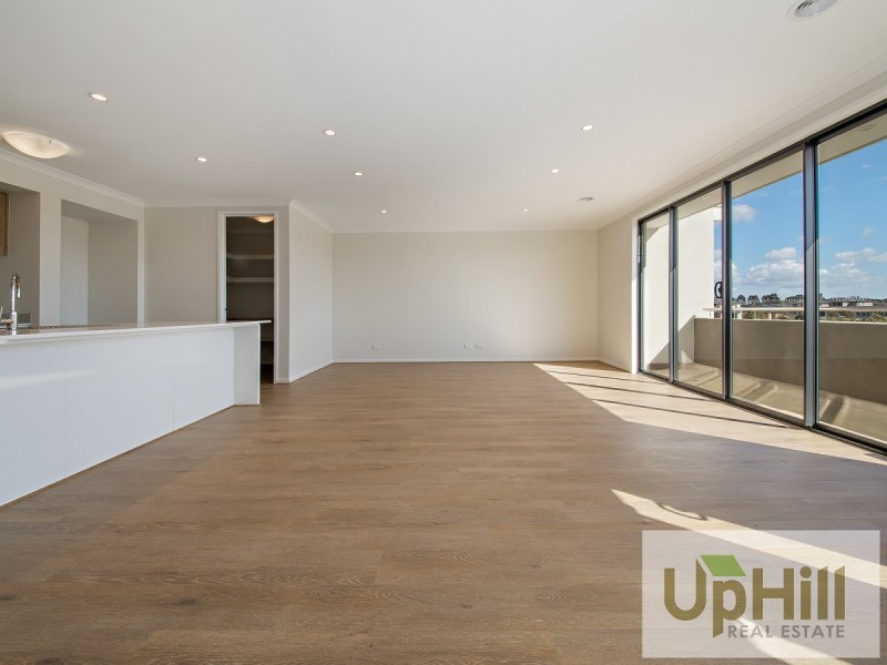 8 REVELWOOD WAY, Clyde North VIC 3978