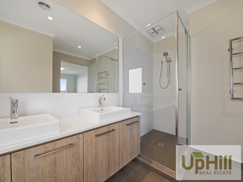 8 REVELWOOD WAY, Clyde North VIC 3978