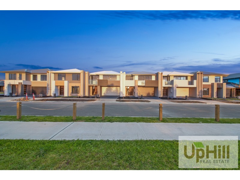 8 REVELWOOD WAY, Clyde North VIC 3978