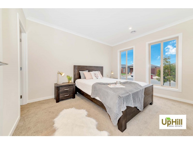 19 SWALLOWTAIL AVENUE, Clyde North VIC 3978