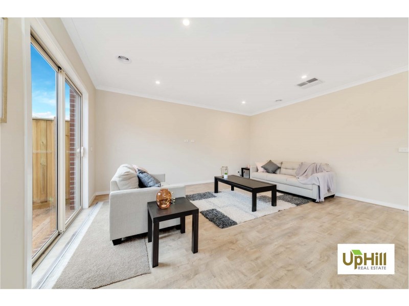 19 SWALLOWTAIL AVENUE, Clyde North VIC 3978