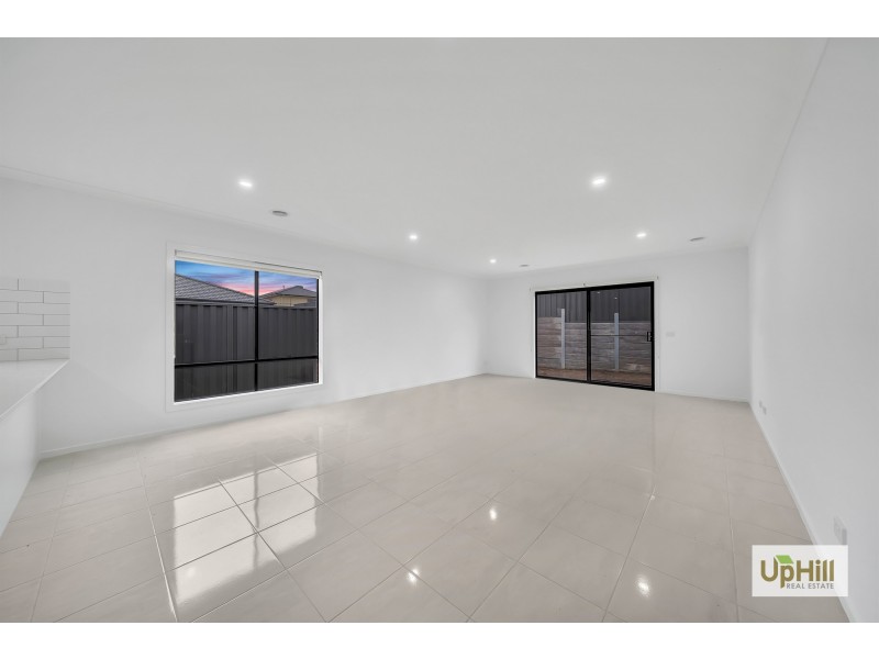 18 Vesna Avenue, Clyde North VIC 3978