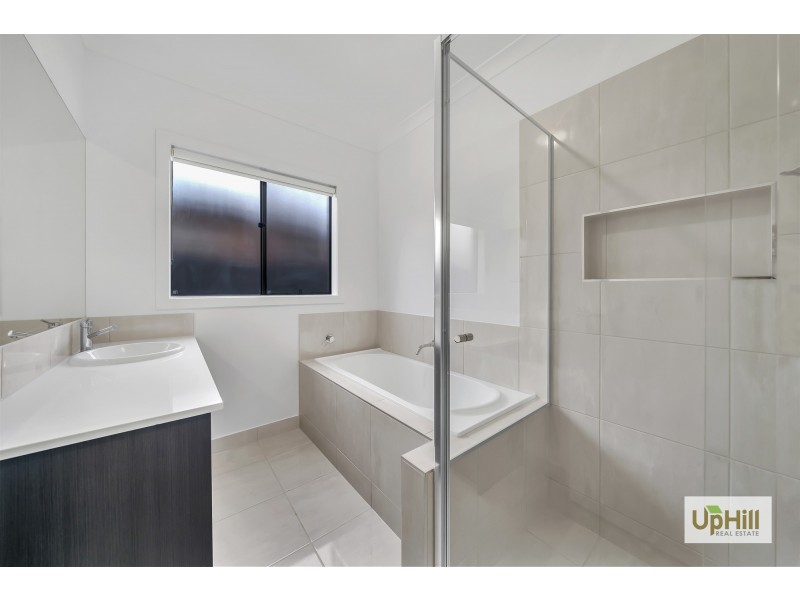 18 Vesna Avenue, Clyde North VIC 3978