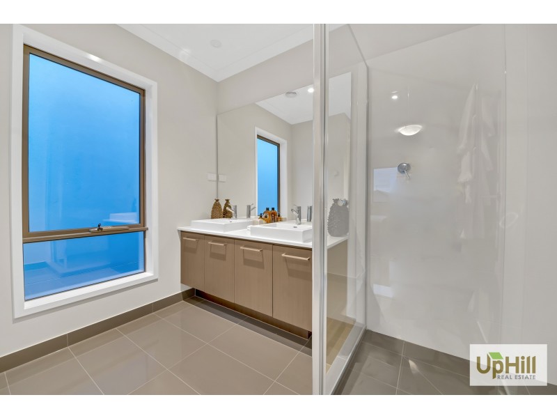 10 REVELWOOD WAY, Clyde North VIC 3978