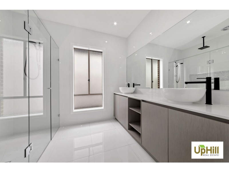 24 MURPHY STREET, Clyde North VIC 3978