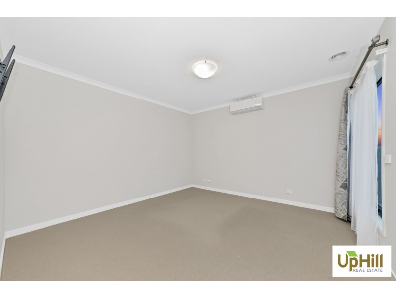 4 BELLHAVEN CIRCUIT, Clyde North VIC 3978