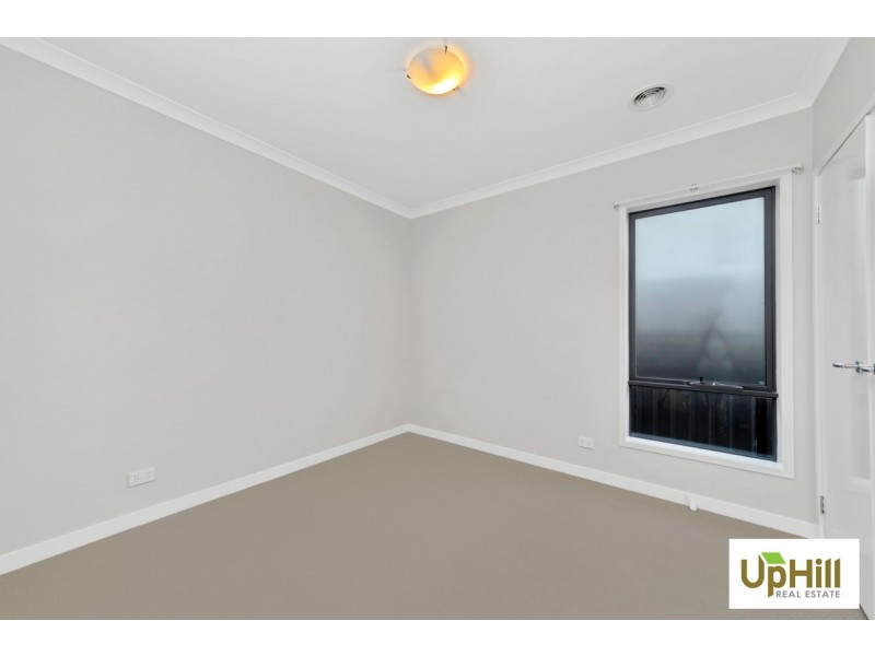 4 BELLHAVEN CIRCUIT, Clyde North VIC 3978