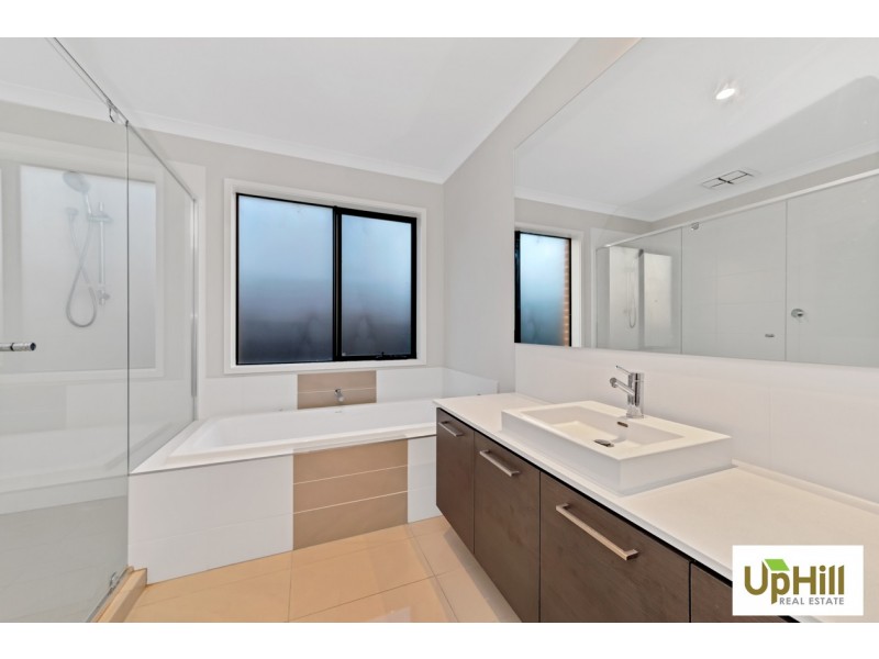 4 BELLHAVEN CIRCUIT, Clyde North VIC 3978