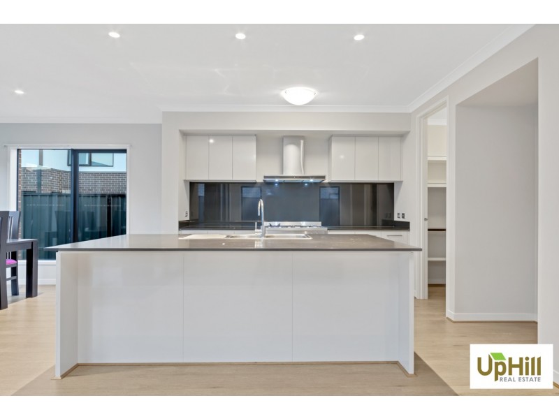 4 BELLHAVEN CIRCUIT, Clyde North VIC 3978