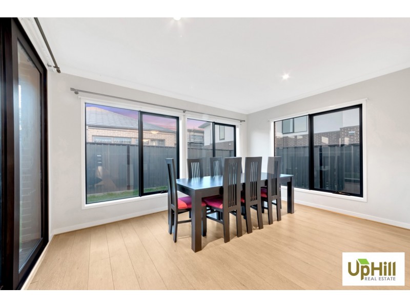 4 BELLHAVEN CIRCUIT, Clyde North VIC 3978