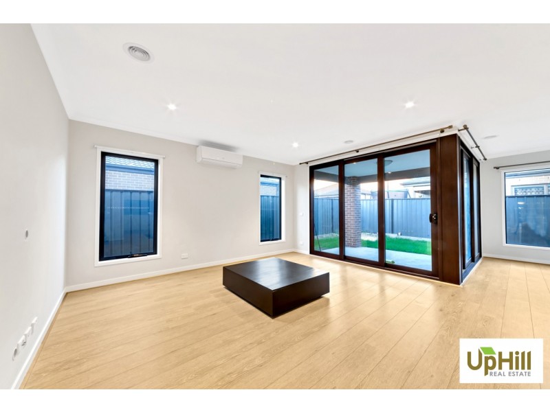 4 BELLHAVEN CIRCUIT, Clyde North VIC 3978