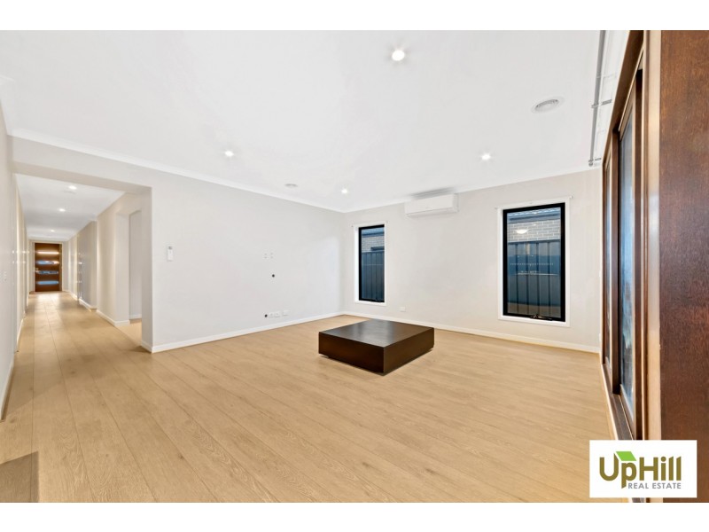 4 BELLHAVEN CIRCUIT, Clyde North VIC 3978