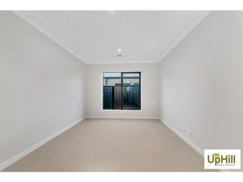 4 BELLHAVEN CIRCUIT, Clyde North VIC 3978