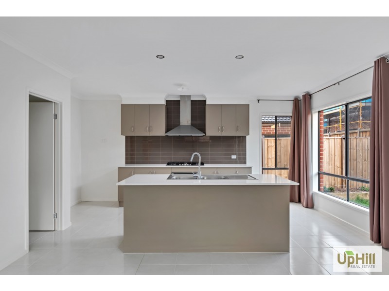 8 SLOANE DRIVE, Clyde North VIC 3978