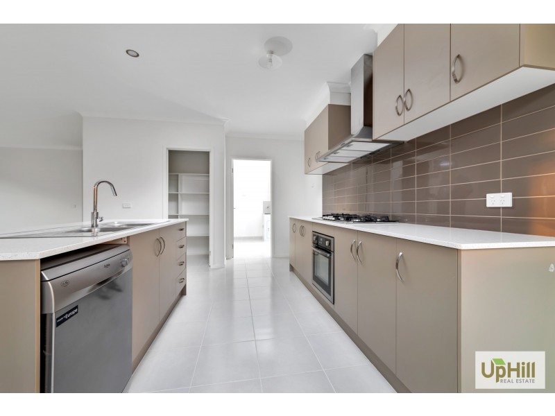 8 SLOANE DRIVE, Clyde North VIC 3978