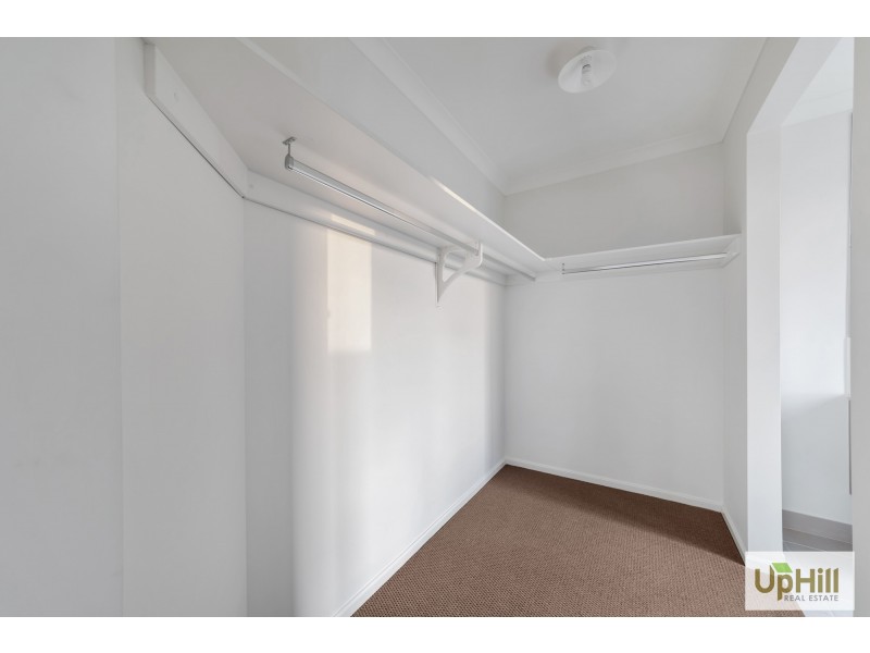 8 SLOANE DRIVE, Clyde North VIC 3978