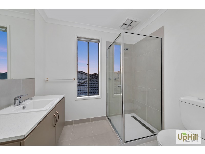 8 SLOANE DRIVE, Clyde North VIC 3978