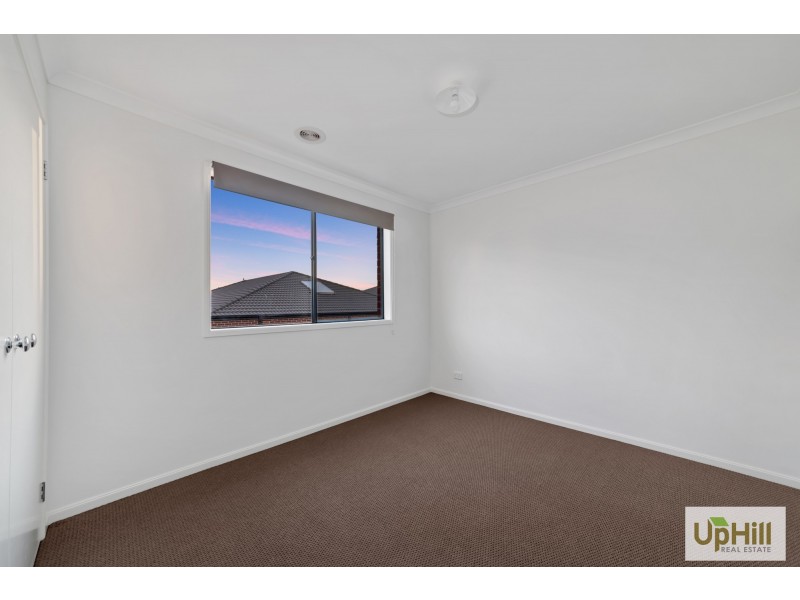 8 SLOANE DRIVE, Clyde North VIC 3978