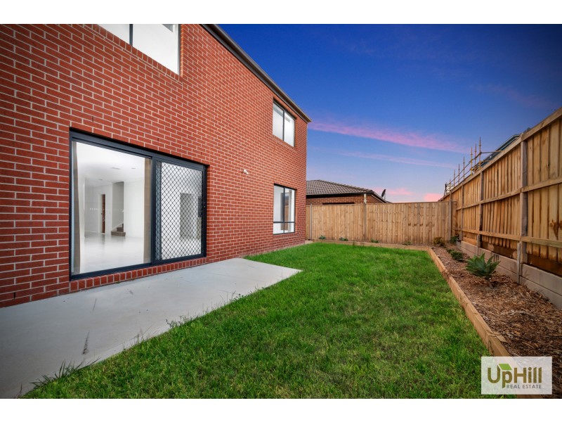 8 SLOANE DRIVE, Clyde North VIC 3978