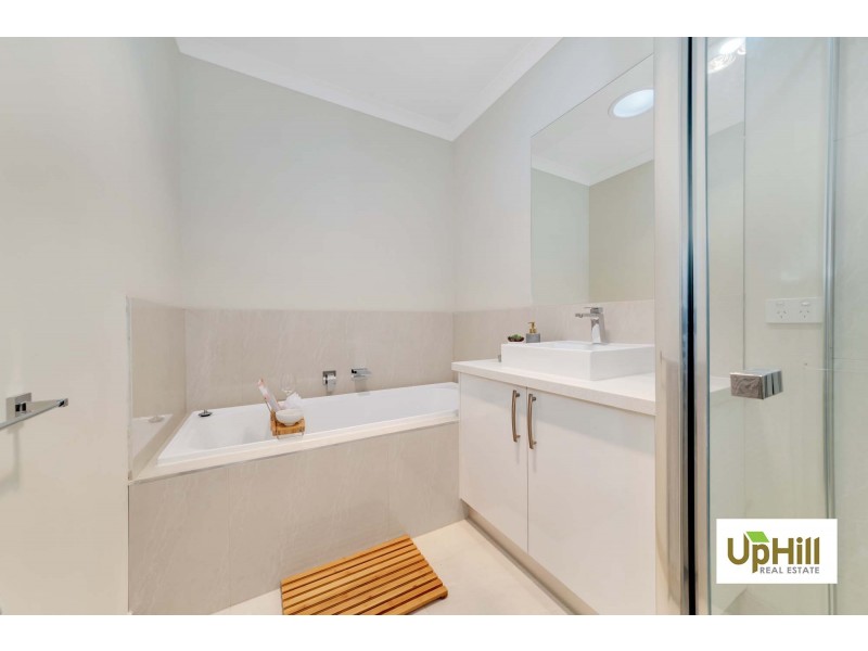 21 SWALLOWTAIL AVENUE, Clyde North VIC 3978