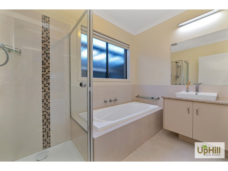 15 JUTLAND CLOSE, Clyde North VIC 3978