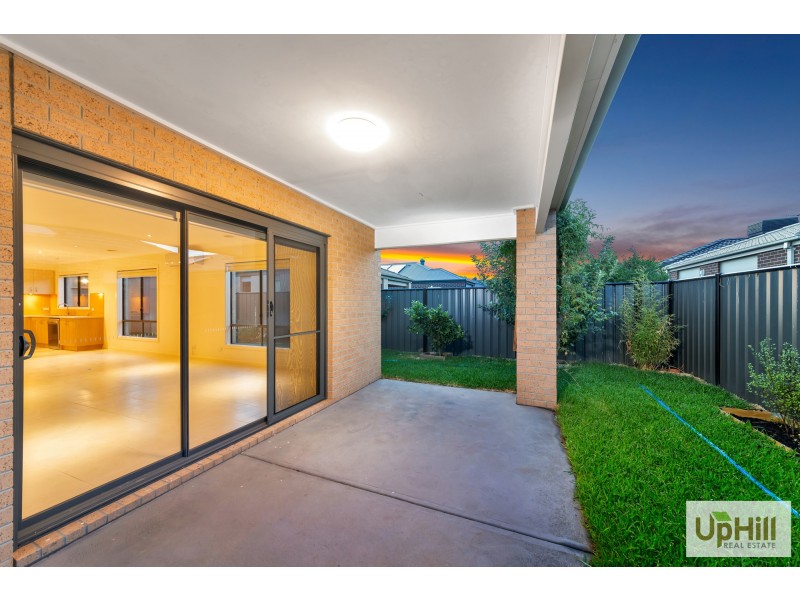 15 JUTLAND CLOSE, Clyde North VIC 3978