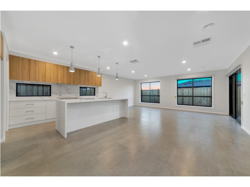 26 SCOTLAND CIRCUIT, Cranbourne West VIC 3977