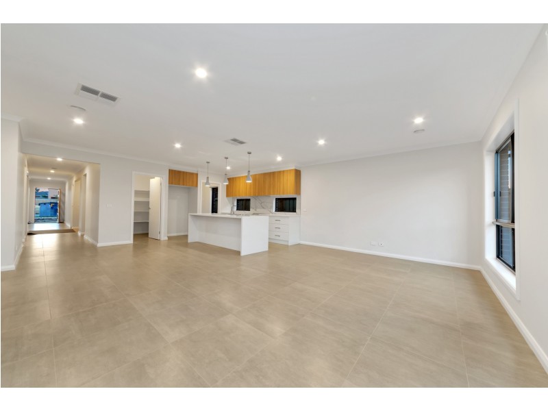 26 SCOTLAND CIRCUIT, Cranbourne West VIC 3977