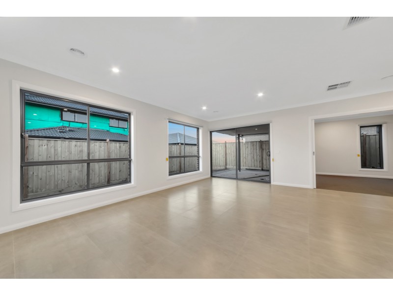 26 SCOTLAND CIRCUIT, Cranbourne West VIC 3977