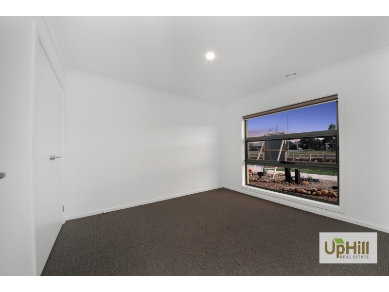 24 SCOTLAND CIRCUIT, Cranbourne West VIC 3977
