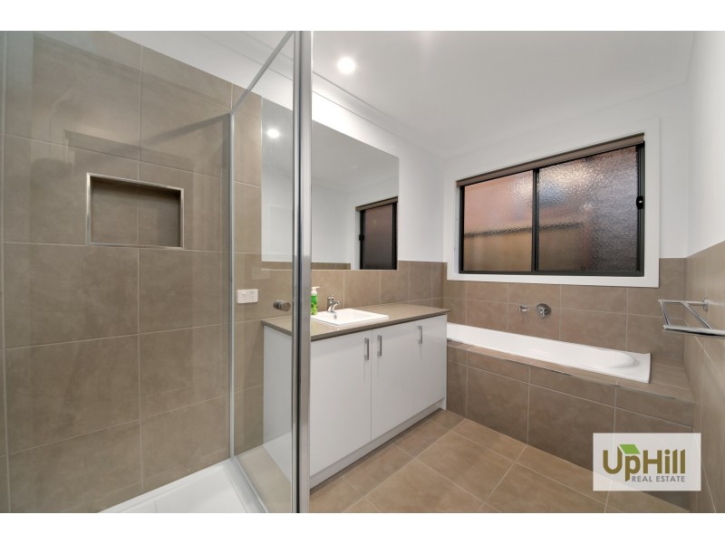 24 SCOTLAND CIRCUIT, Cranbourne West VIC 3977