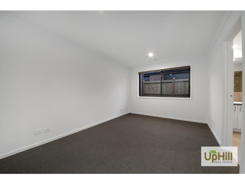 24 SCOTLAND CIRCUIT, Cranbourne West VIC 3977